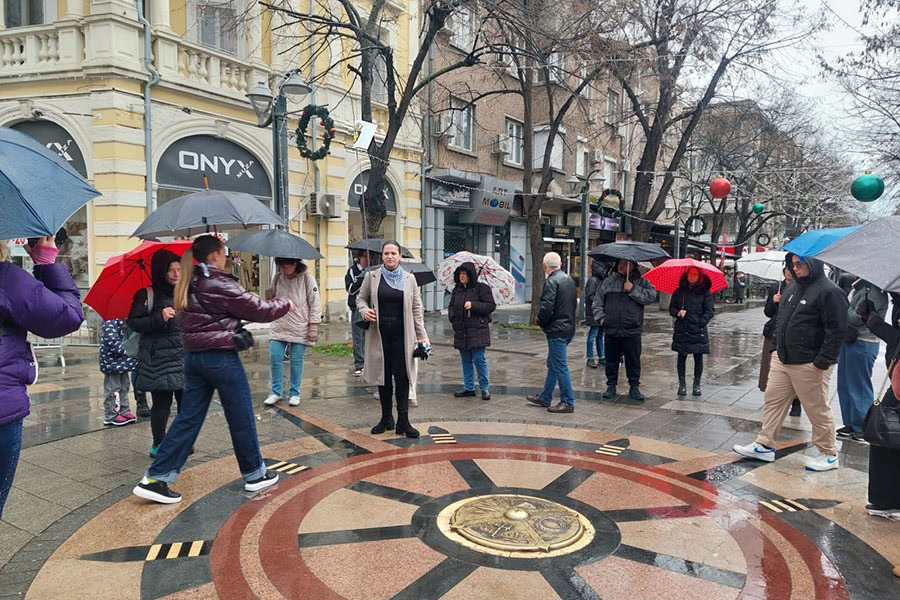 Ученици представиха Бургас с три пешеходни тура в празничната Никулденска програма