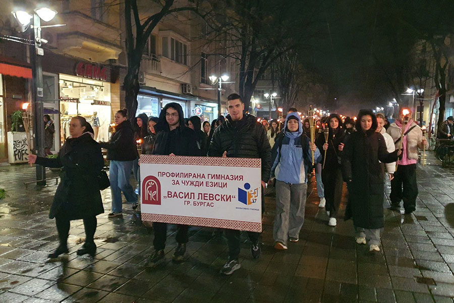 Над 600 ученици участваха във факелно шествие в памет на Васил Левски в Бургас