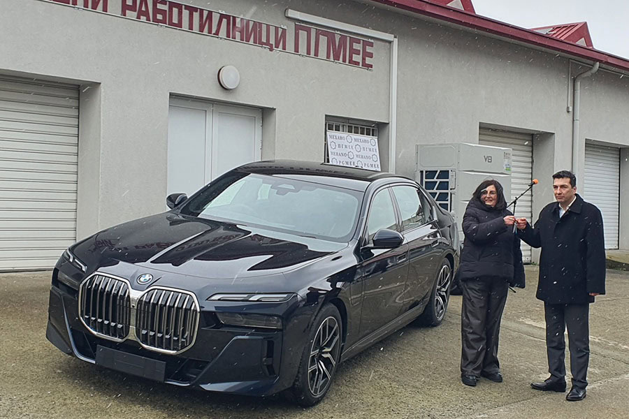 Учениците от ПГМЕЕ - Бургас получиха BMW 750e за обучение