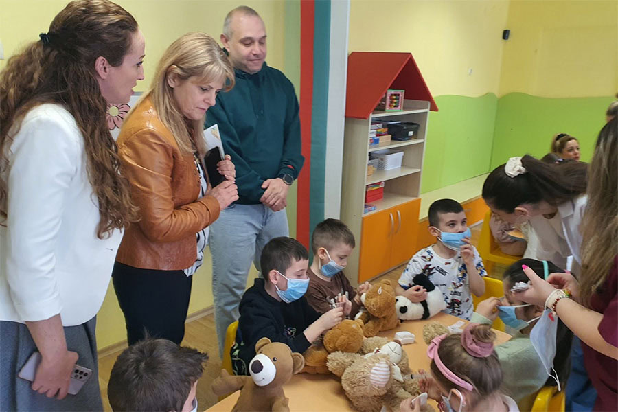 Студенти по медицина в Бургас учиха децата на здравна грижа чрез игра