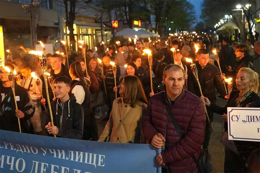 Мащабно факелно шествие в Бургас почете 150 години от Априлското въстание